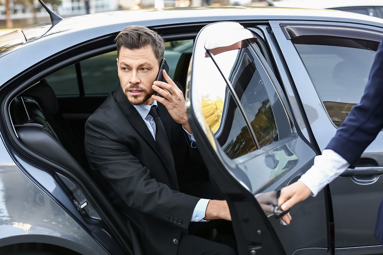 Eine Businessperson steigt aus dem Auto